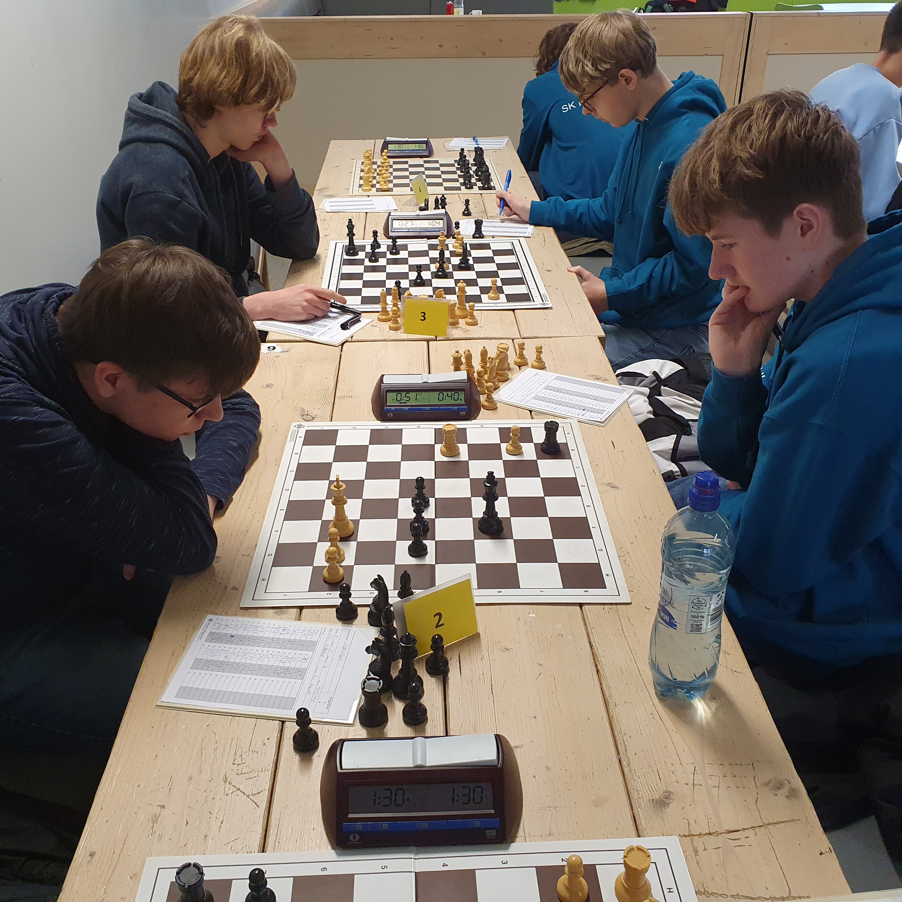Partie zwischen Dennis Holtkamp (SF Kirchhellen) und Paul Brackmann (SK Hervest Dorsten). Weiß: Bauer b7 g2 h2, Turm b5, König f2; Schwarz: Bauer e4 f4 g4, Turm b8, König f6